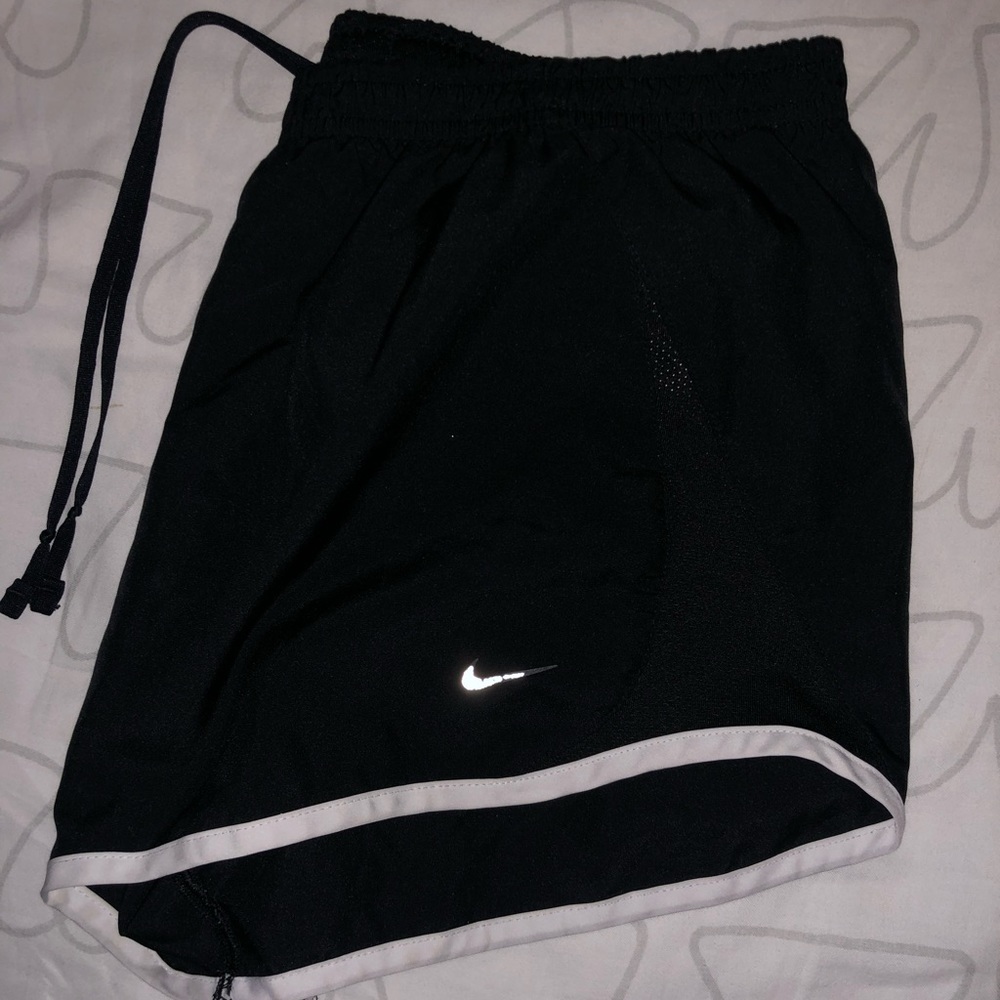 NIKE ACTIVE WEAR SHORTS